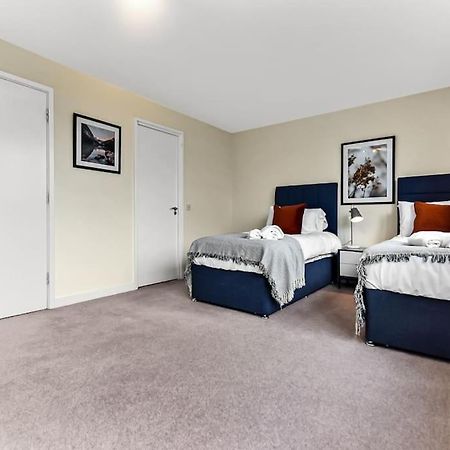 Large Group & Contractor Booking! Duplex W/Parking 米尔顿凯恩斯 外观 照片