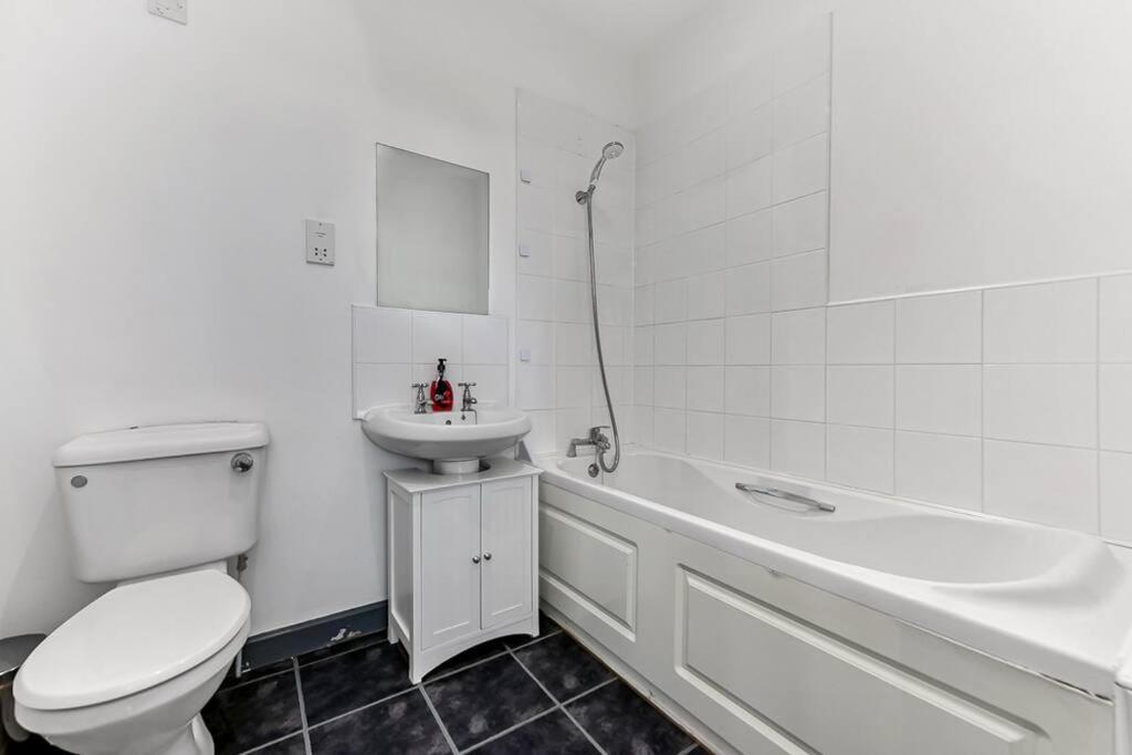 Large Group & Contractor Booking! Duplex W/Parking 米尔顿凯恩斯 外观 照片
