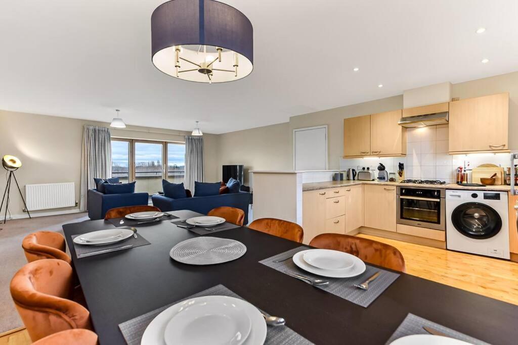 Large Group & Contractor Booking! Duplex W/Parking 米尔顿凯恩斯 外观 照片