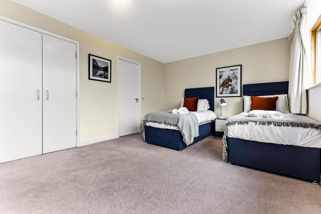 Large Group & Contractor Booking! Duplex W/Parking 米尔顿凯恩斯 外观 照片