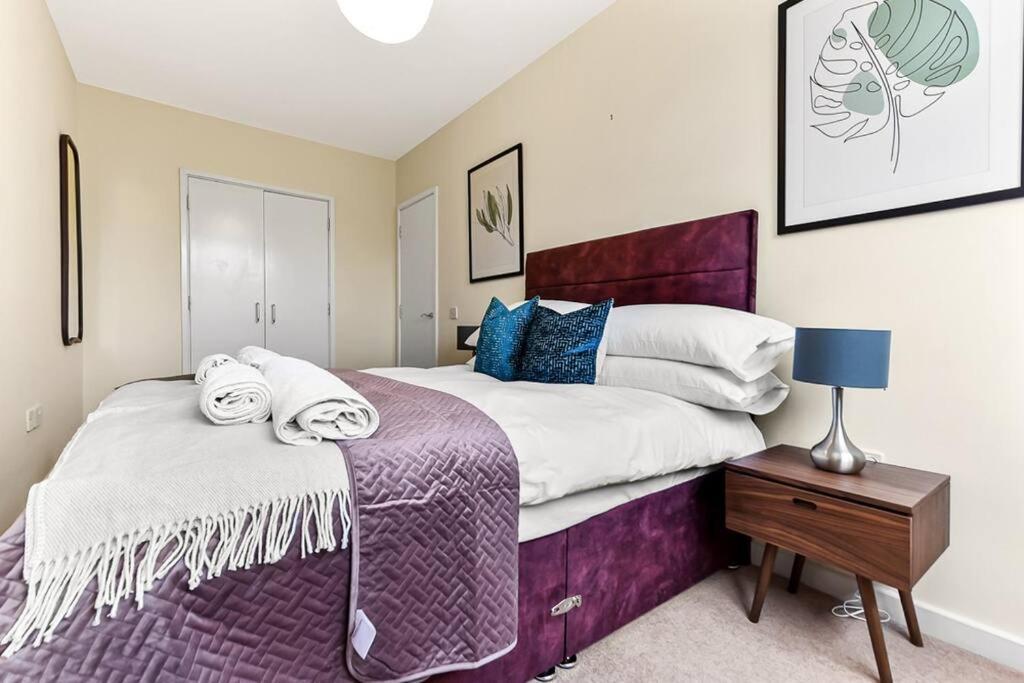 Large Group & Contractor Booking! Duplex W/Parking 米尔顿凯恩斯 外观 照片