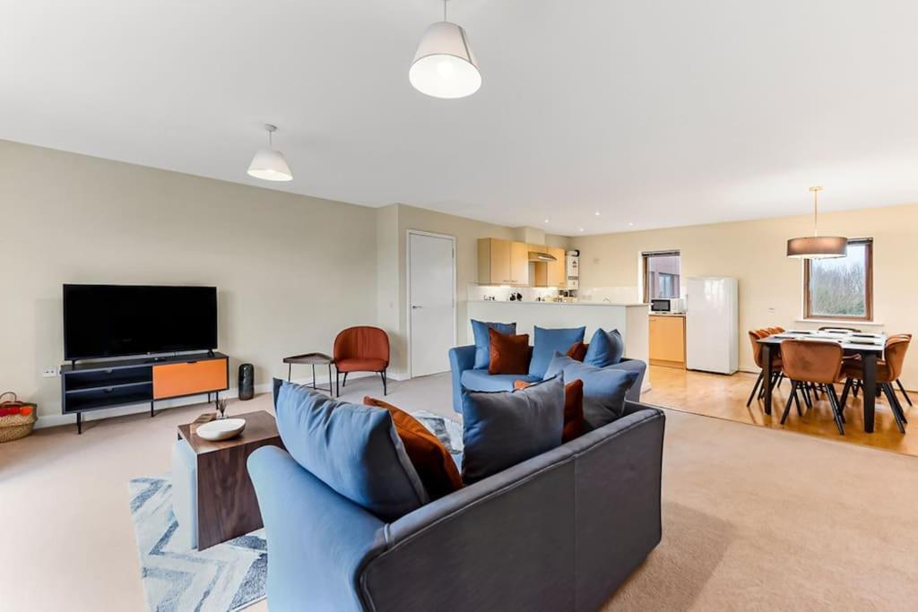 Large Group & Contractor Booking! Duplex W/Parking 米尔顿凯恩斯 外观 照片
